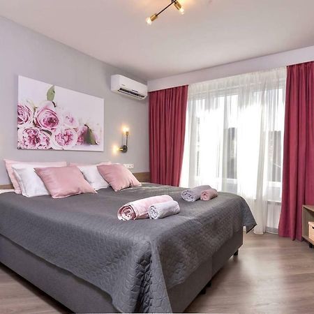 Rose One Bedroom Designer Apartment In City Centre By Flat Mаnager Sofia Exterior foto
