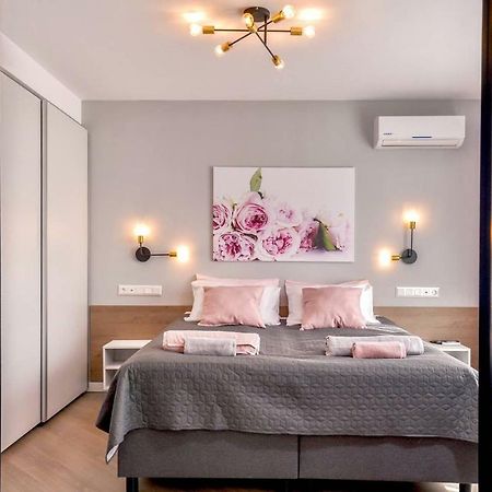 Rose One Bedroom Designer Apartment In City Centre By Flat Mаnager Sofia Exterior foto