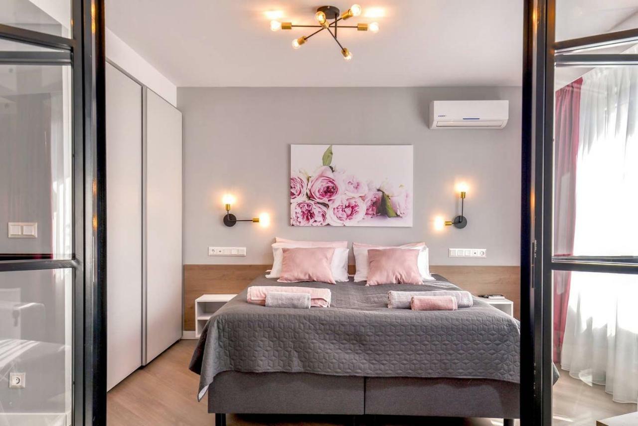 Rose One Bedroom Designer Apartment In City Centre By Flat Mаnager Sofia Exterior foto