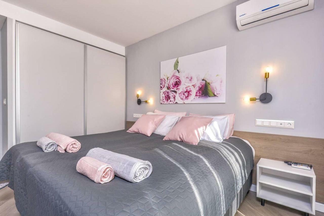 Rose One Bedroom Designer Apartment In City Centre By Flat Mаnager Sofia Exterior foto