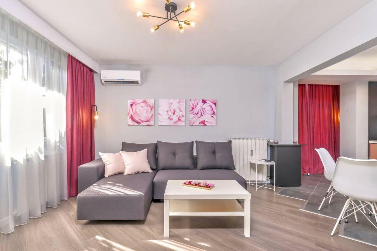 Rose One Bedroom Designer Apartment In City Centre By Flat Mаnager Sofia Exterior foto