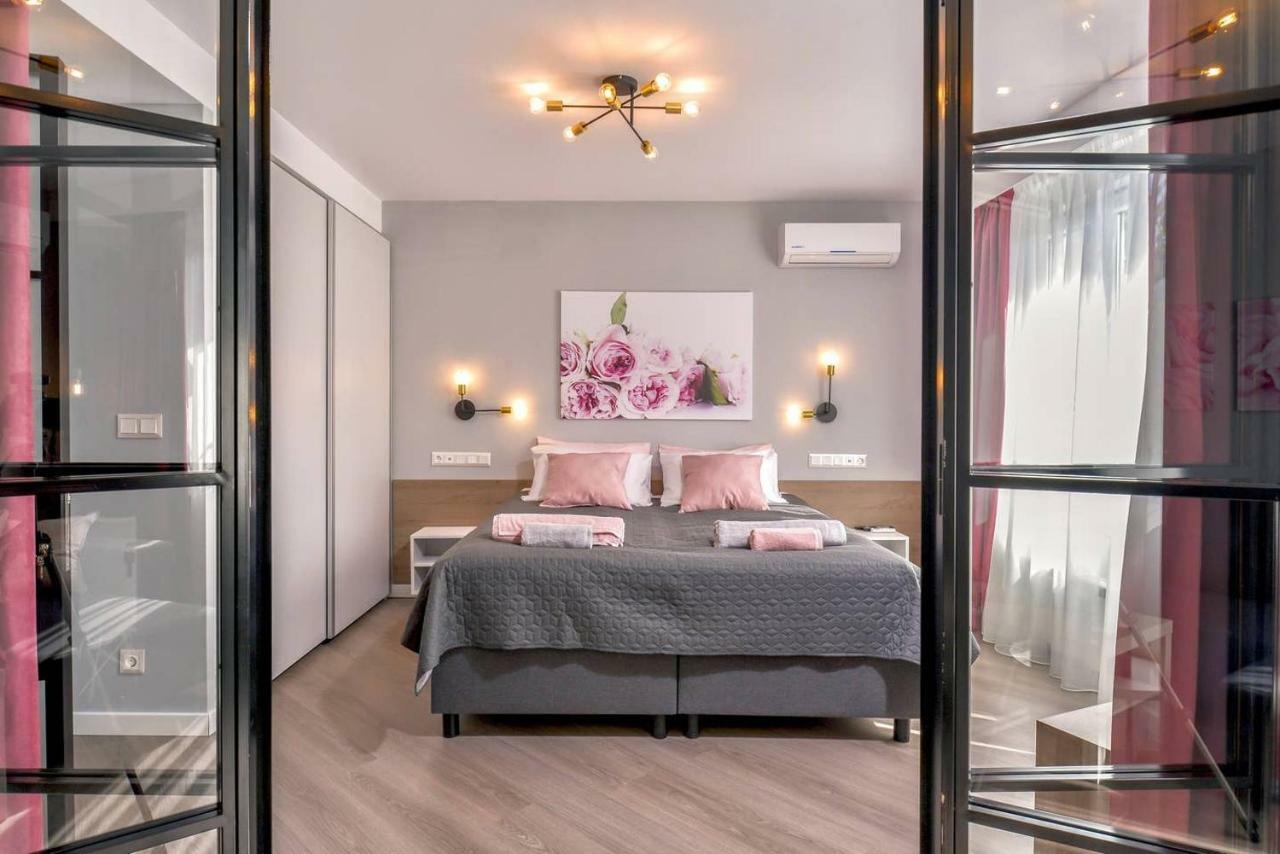 Rose One Bedroom Designer Apartment In City Centre By Flat Mаnager Sofia Exterior foto