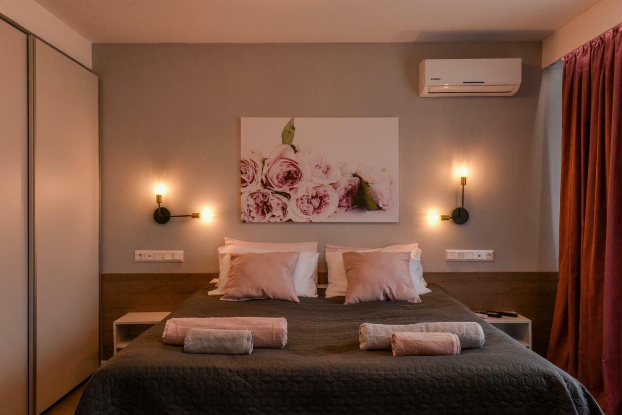 Rose One Bedroom Designer Apartment In City Centre By Flat Mаnager Sofia Exterior foto